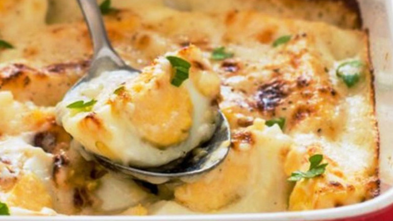 Aβγά στον φούρνο με μπεσαμέλ και τυρί