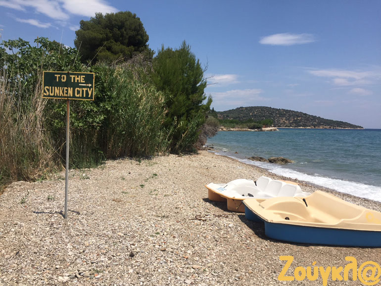 Αυτή είναι η ταμπέλα που κατευθύνει προς το αρχαιολογικό ενάλιο μνημείο...