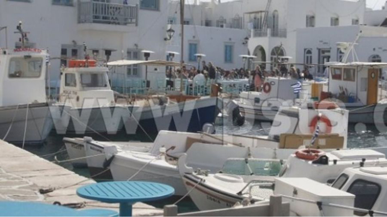 Πάρος: Κηλίδες πετρελαίου στο λιμάνι της Νάουσας