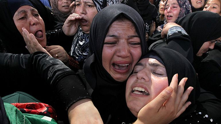 Παλαιστίνη: Χιλιάδες άνθρωποι παρέστησαν στην κηδεία της 21χρονης διασώστριας που σκοτώθηκε από ισραηλινά πυρά