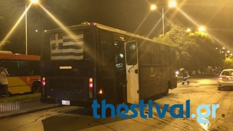 Θεσσαλονίκη: Επίθεση με βόμβες μολότοφ σε διμοιρία των ΜΑΤ