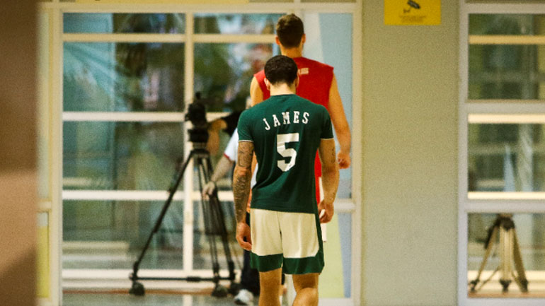 Ο Τζέιμς ετοιμάζεται να πατήσει παρκέ