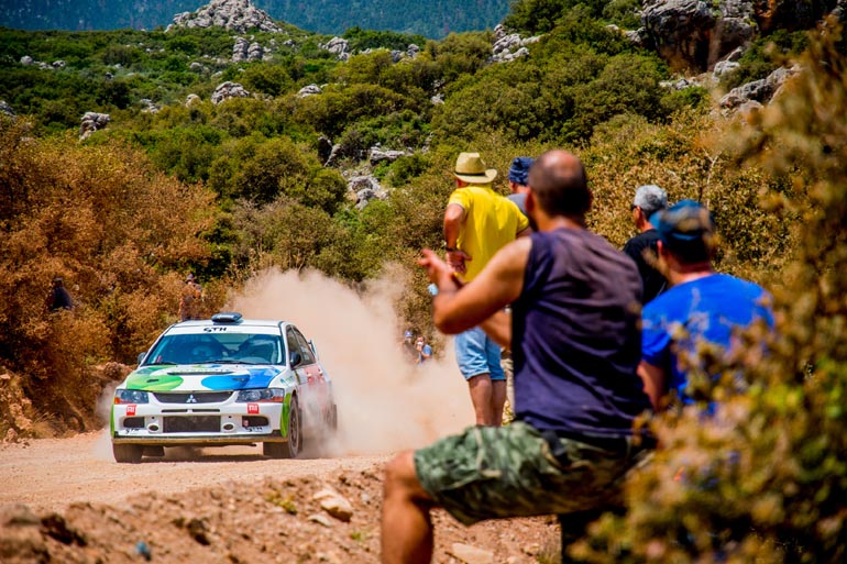 Οι φίλαθλοι χειροκρότησαν όλα τα πληρώματα που συμμετείχαν στον αγώνα