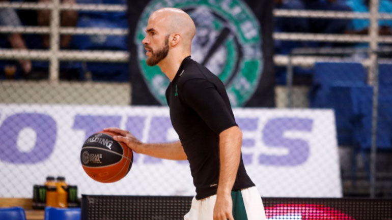 Ο Νικ Καλάθης προθερμαίνεται