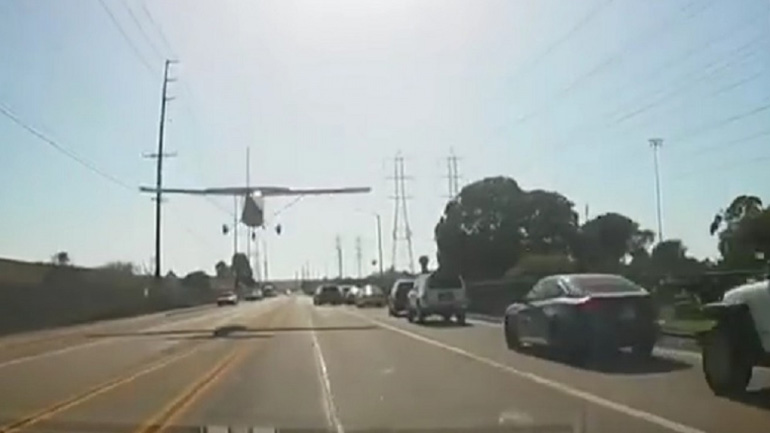 Πιλότος στην Καλιφόρνια προσγείωσε αεροπλάνο σε δρόμο γεμάτο αυτοκίνητα