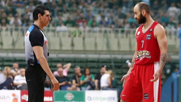 Διαμαρτυρία του Ολυμπιακού για τη διαιτησία στο ημίχρονο του ντέρμπι