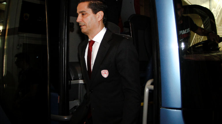 Ο Σφαιρόπουλος κατεβαίναι από το πούλμαν των ερυθρόλευκων