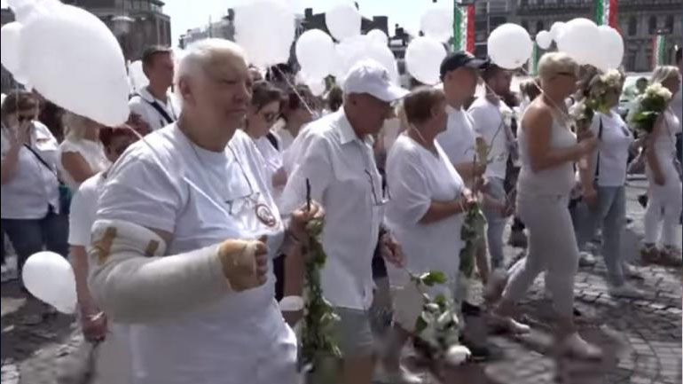 Βέλγιο: Χιλιάδες άνθρωποι στην πορεία για τη μνήμη των θυμάτων της επίθεσης στη Λιέγη