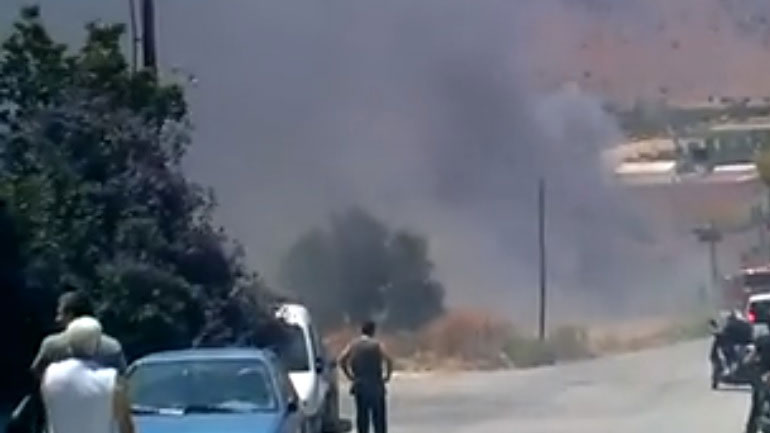 Φωτιά σε κατοικημένη περιοχή της Κρήτης