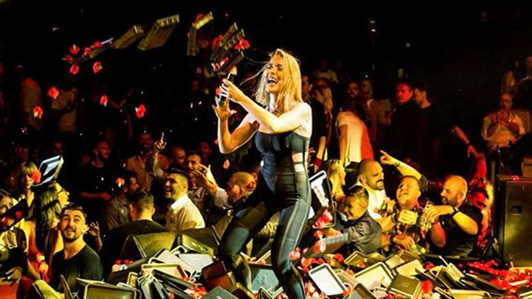 Αμαρυλλίς: Λουλουδοπόλεμος σε live της στη Χαλκιδική μαζί με τον Στέλιο Ρόκκο!