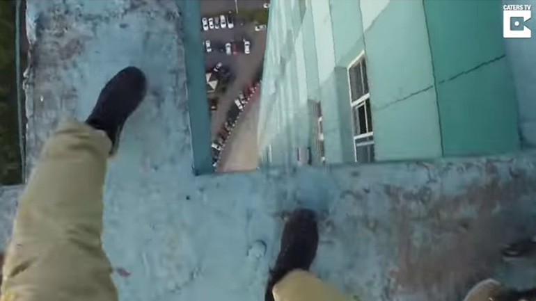 Κάνει πατίνι στην κορυφή ουρανοξύστη