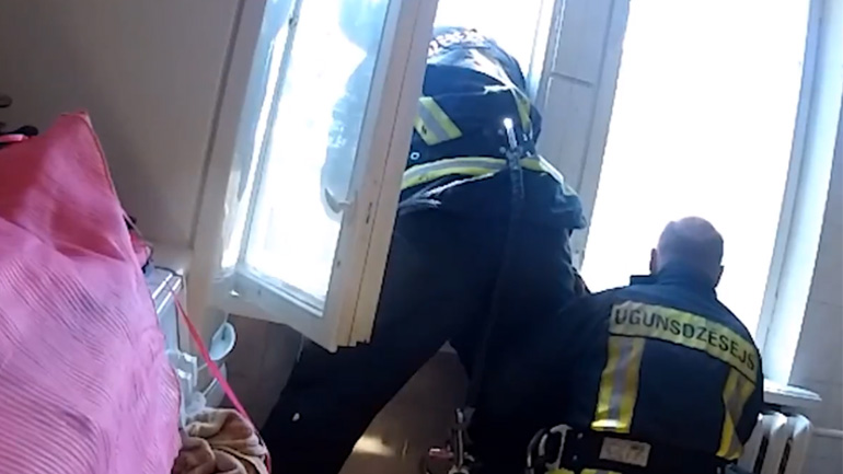 Πυροσβέστης πιάνει στον αέρα άνδρα που επιχειρεί να αυτοκτονήσει