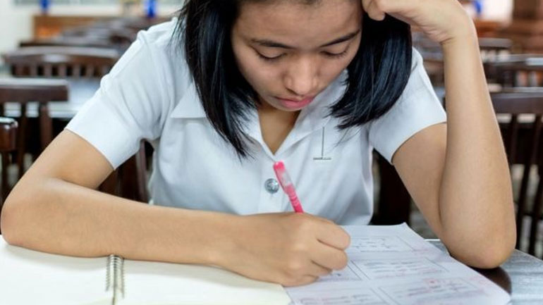 Όσο ανεβαίνει η ζέστη, τόσο πέφτουν οι βαθμοί των μαθητών στις εξετάσεις