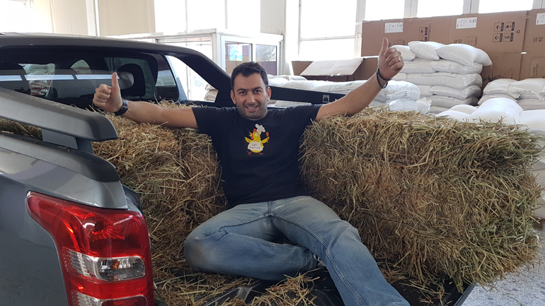 Όσοι δεν έχετε όρεξη για δουλειά μπορείτε να φάτε... σανό. Πωλείται και σε καλή τιμή και μπορείτε να το μεταφέρετε με ένα καλό αγροτικό (στην φωτογραφία το Fiat Fullback)