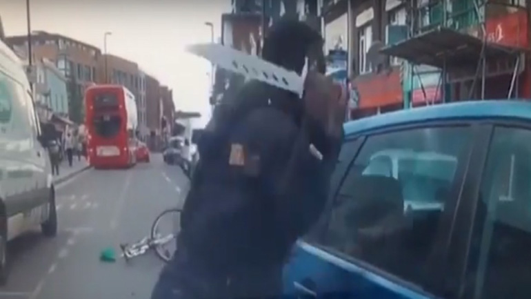 Ποδηλάτης καταδιώκει με τεράστιο μαχαίρι οδηγό που τον «έκλεισε»