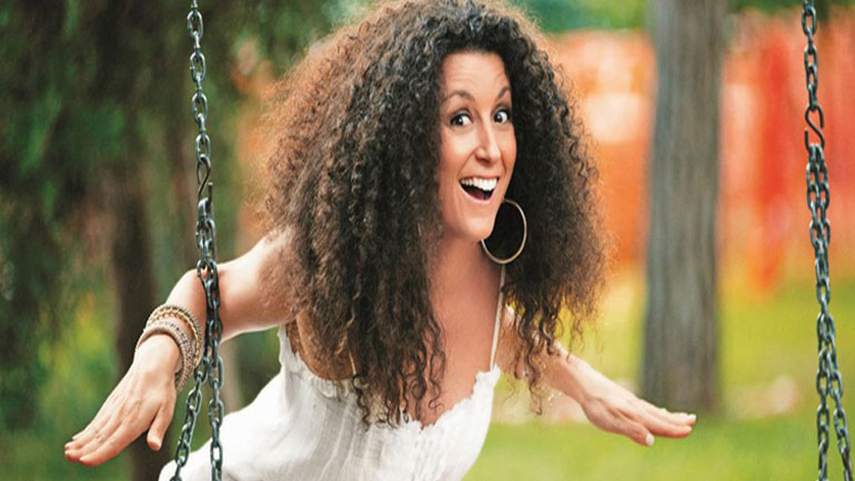 V for Vrana: 20 κωμικοί ενώνονται για να ενισχύσουν την Κατερίνα Βρανά