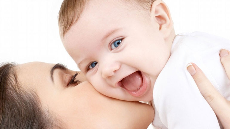 Η φωνή μιας γυναίκας γίνεται προσωρινά πιο βαθιά και μονότονη μετά τη γέννα