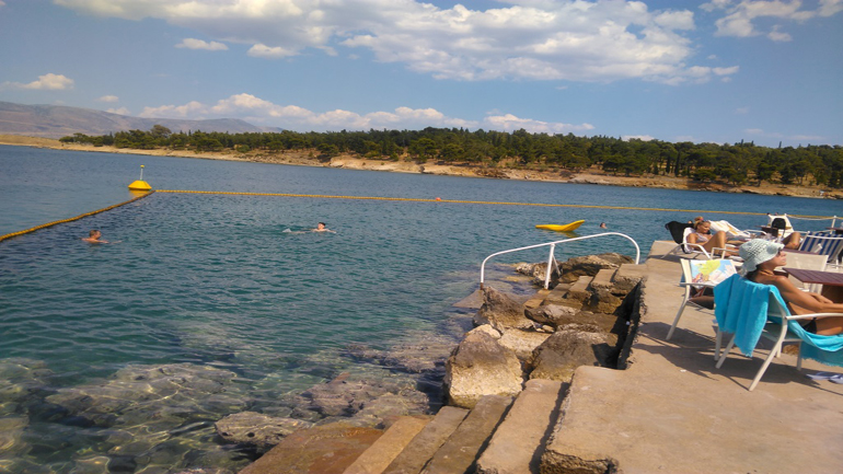 Η πρώτη παραλία στη Φωκίδα με δίxτυα για τις τσούχτρες είναι στο Γαλαξίδι