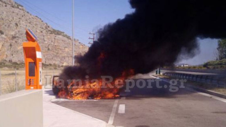 Φθιώτιδα: Κάηκε ολοσχερώς αυτοκίνητο στο οποίο επέβαινε οικογένεια
