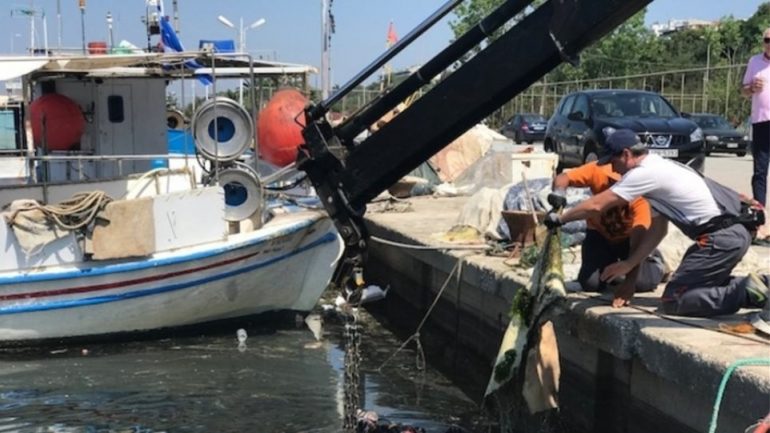 Πλαστικά, έπιπλα και 500 κιλά δίχτυα έβγαλαν δύτες από τον βυθό της μαρίνας στην Καλαμαριά