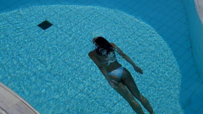 Οι τσούχτρες ανέβασαν τις τιμές στις πισίνες