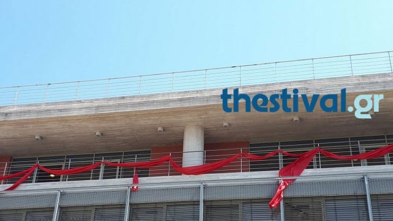 Γιατί «ντύθηκε» στα κόκκινα το δημαρχείο της Θεσσαλονίκης;