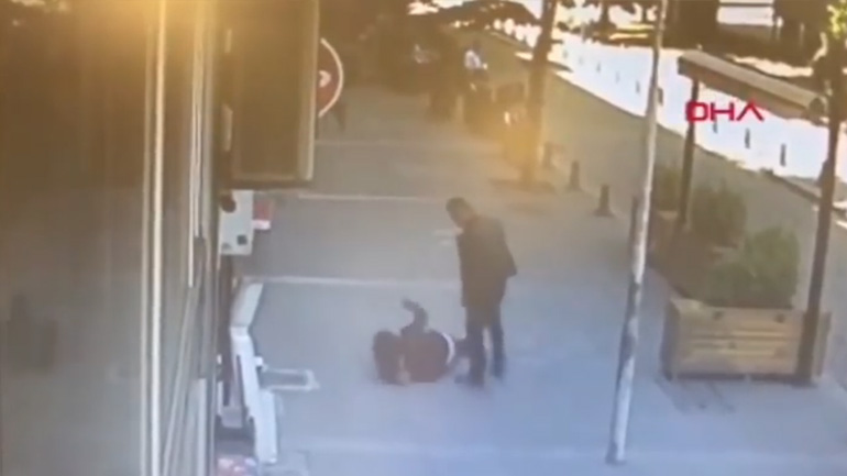 Άνδρας που χτυπά την πρώην γυναίκα του τρώει κουτουλιά από περαστικό