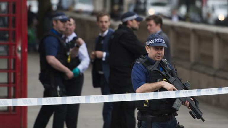 Λονδίνο: Άνδρας επιτέθηκε με ματσέτα σε μητέρα και το παιδί της – Η φωτογραφία του υπόπτου στη δημοσιότητα