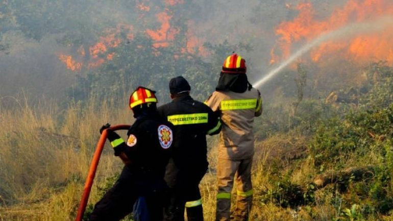 Θεσσαλονίκη: Φωτιά σε ξερά χόρτα κοντά στο ΤΙΤΑΝ