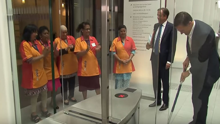 Ο πρωθυπουργός της Ολλανδίας σφουγγάρισε στο Κοινοβούλιο