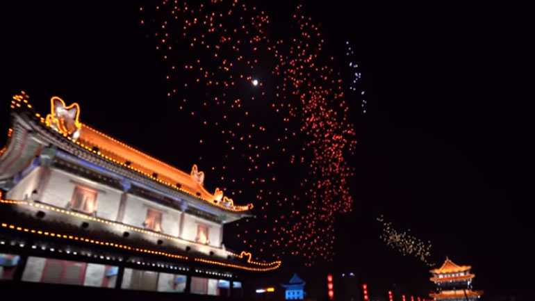 Καταρρίφθηκε το ρεκόρ Γκίνες με 1.374 drones στον αέρα