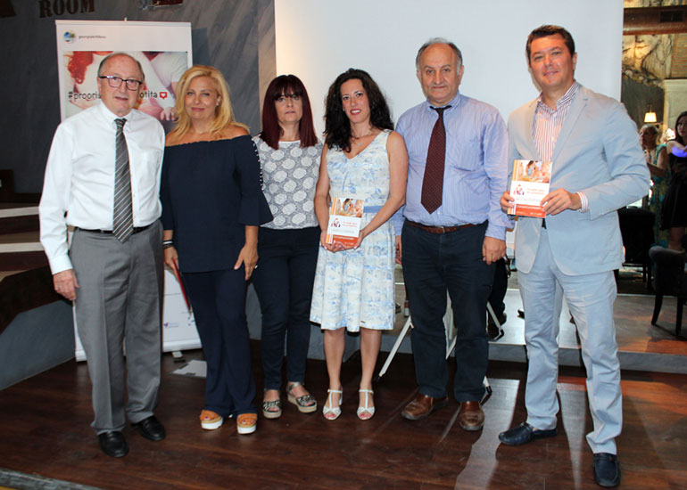 Στη φωτογραφία εμφανίζονται από αριστερά προς τα δεξιά: κ. Νικόλαος Παπαντωνίου, Καθηγητής Μαιευτικής Γυναικολογίας Πανεπιστημίου Αθηνών Διευθυντής Γ΄ Μαιευτικής και Γυναικολογικής Κλινικής, Νοσοκομείο «Αττικόν», κα Ασημακοπούλου Φωτεινή, εκπρόσωπος της Ομοσπονδίας Συλλόγων Ασθενών και Γονέων Παιδιών με Ρευματικά Νοσήματα «Ρευμαζην», κα Παπαστάμου Ελευθερία-Χαρά, πρόεδρος του Συλλόγου «Ιησώ», κα Αθανασία Παππά, πρόεδρος της Ελληνικής Εταιρείας Αντιρευματικού Αγώνα ΕΛ.Ε.ΑΝ.Α., κ. Δημήτριος Μπούμπας, Καθηγητής Ρευματολογίας, Διευθυντής της Δ’ Πανεπιστημιακής Παθολογικής Κλινικής τους Νοσοκομείου «Αττικόν», κ. Δημήτρης Κουλαξίδης, εκπρόσωπος UCB, Immunology Solutions Lead East Europe.