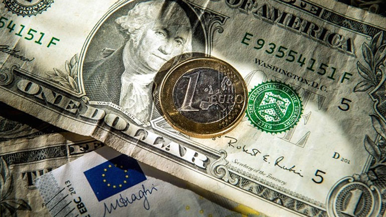 Υποχωρεί το ευρώ έναντι του δολαρίου