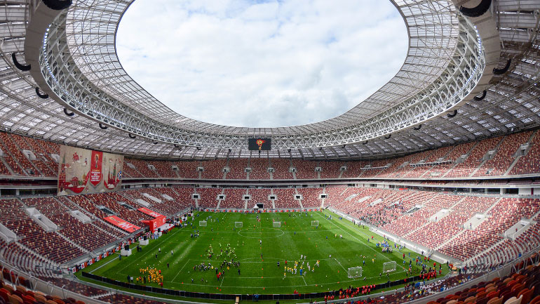 To Luzhniki Stadium είναι χωρητικότητας 81.000. Χτίστηκε στη Μόσχα το 1956 και ανακαινίσθηκε πέντε φορές (1979, 1996, 1999, 2008, 2013 - 2017), ενώ στο παρελθόν είχε φιλοξενήσει τον τελικό του UEFA (1999), αλλά και του Champions League (2008). Ήδη έχει πέντε αστέρια κι εκεί θα γίνει ο τελικός της διοργάνωσης.