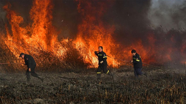 Δυο πυρκαγιές βρίσκονται σε εξέλιξη στη Λάρισα
