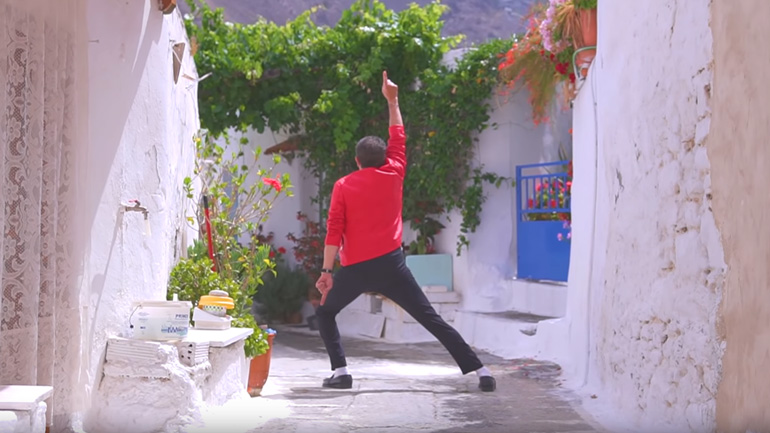 Just Μπύρες: Γιαγιάδες πίνουν μπύρες και χορεύουν στον ρυθμό του Μάικλ Τζάκσον