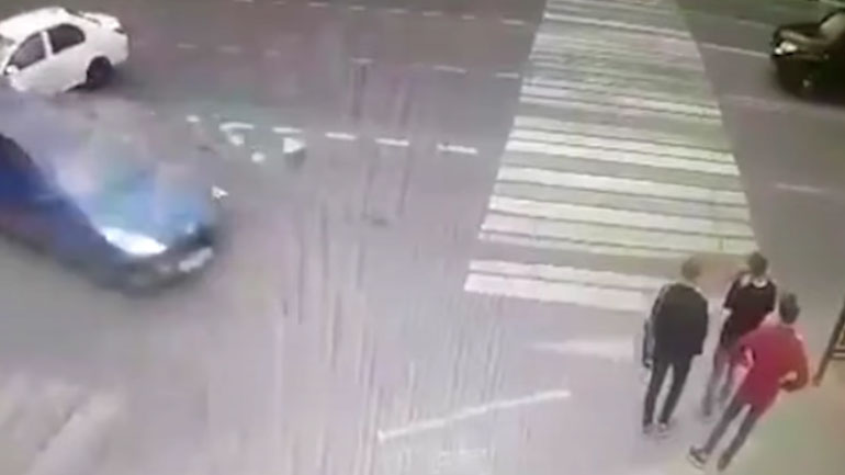 Σοκαριστικό τροχαίο με αυτοκίνητο να παρασύρει μαθητές