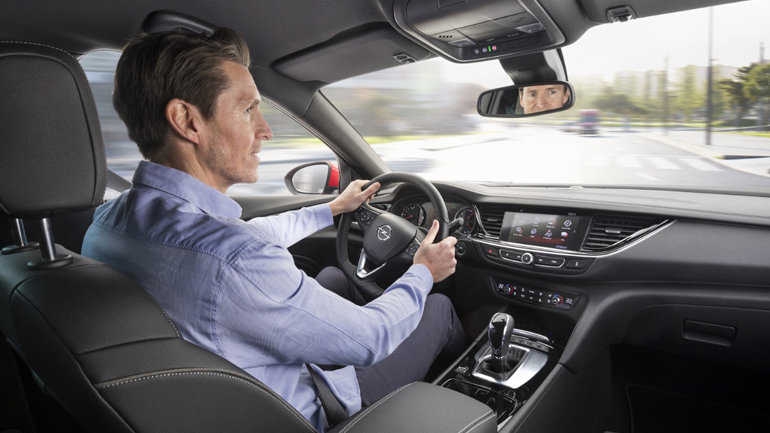 Με το Insignia χαίρεσαι να οδηγείς