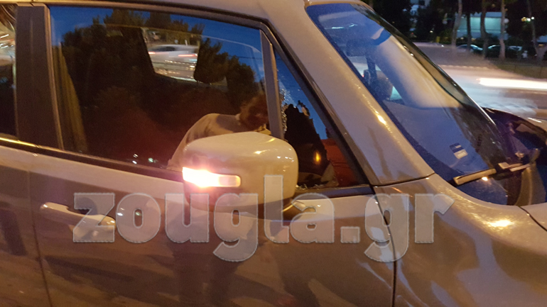 Οι κλέφτες έσπασαν αυτό εδώ το τζάμι, άνοιξαν την πόρτα και πήραν ότι βρήκαν μέσα...