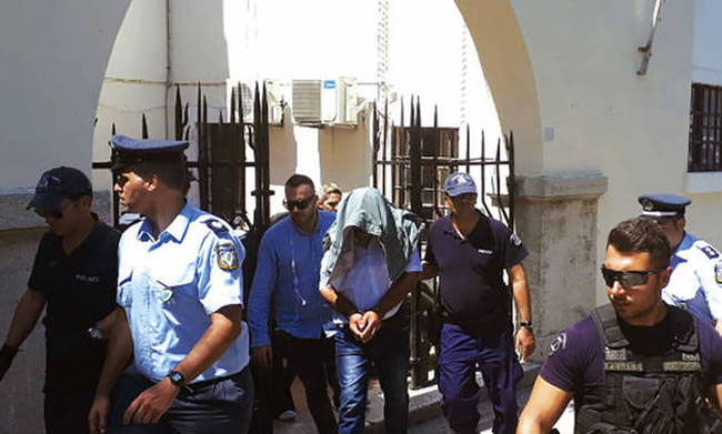 Φωτογραφία από τη μεταφορά του πατέρα στον ανακριτή