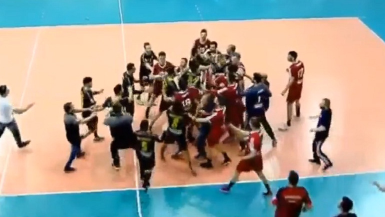 Ξύλο μεταξύ των παικτών στο φινάλε του τελικού χάντμπολ!