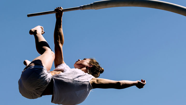 Ακροβατική περφόρμανς της Κλοέ Μολιά που κόβει την ανάσα!