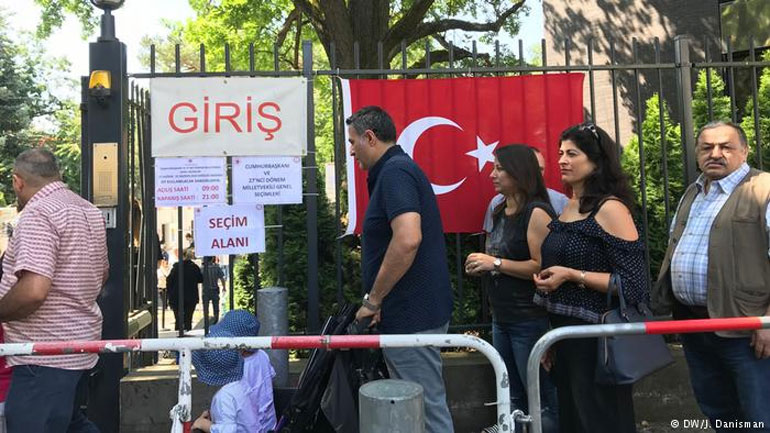 Άνοιξαν οι κάλπες για τους Τούρκους του εξωτερικού – Στα 3 εκατ. ανέρχεται ο αριθμός των ψηφοφόρων