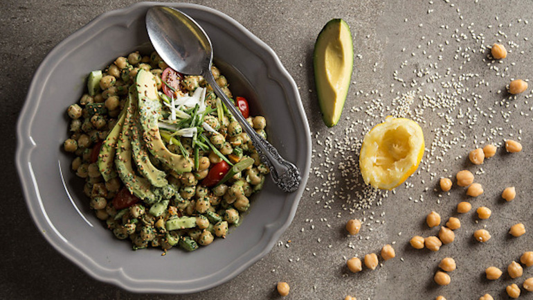 Ρεβυθοσαλάτα με αβοκάντο και πράσινη σος ταχινιού