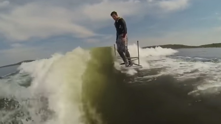 Αθλητής χρησιμοποιεί τραπέζι αντί για wakeboard