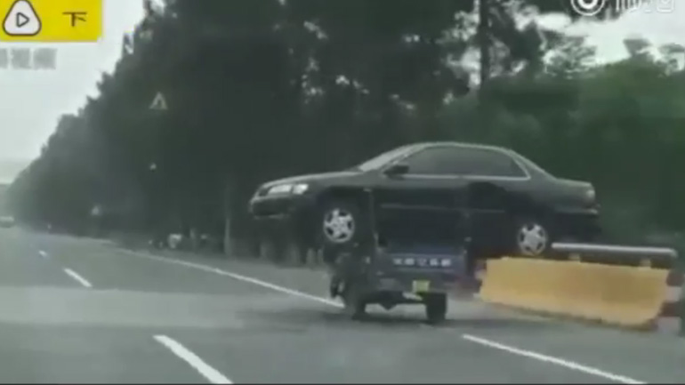 Φόρτωσε αυτοκίνητο σε τρίκυκλο