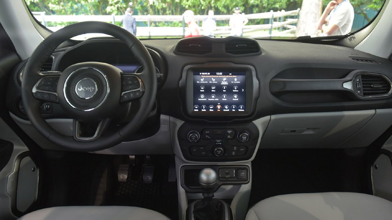 Το εσωτερικό του ανανεωμένου Jeep Renegade