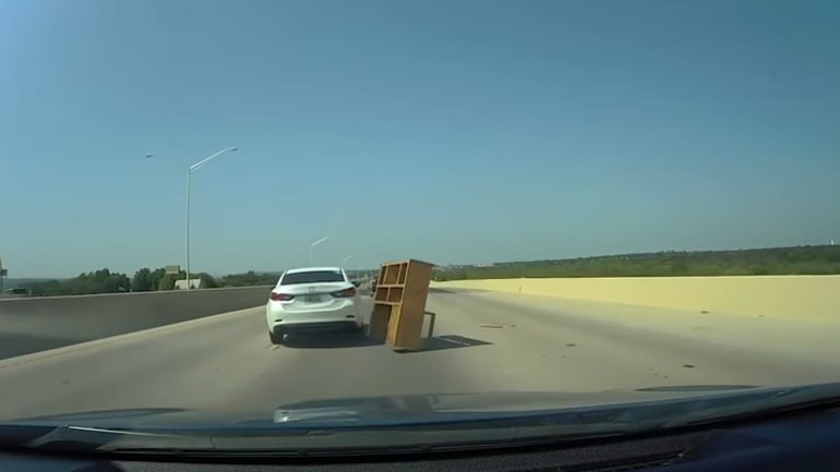 Τι δουλειά έχει το έπιπλο στην εθνική οδό;