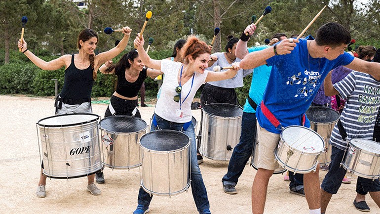 Οι Drum Works κάτω από την Ακρόπολη