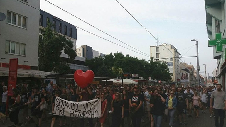 Σλοβακία: Διαδήλωση στη Μπρατισλάβα κατά των νεοναζί, μετά τη δολοφονία ενός Φιλιππινέζου